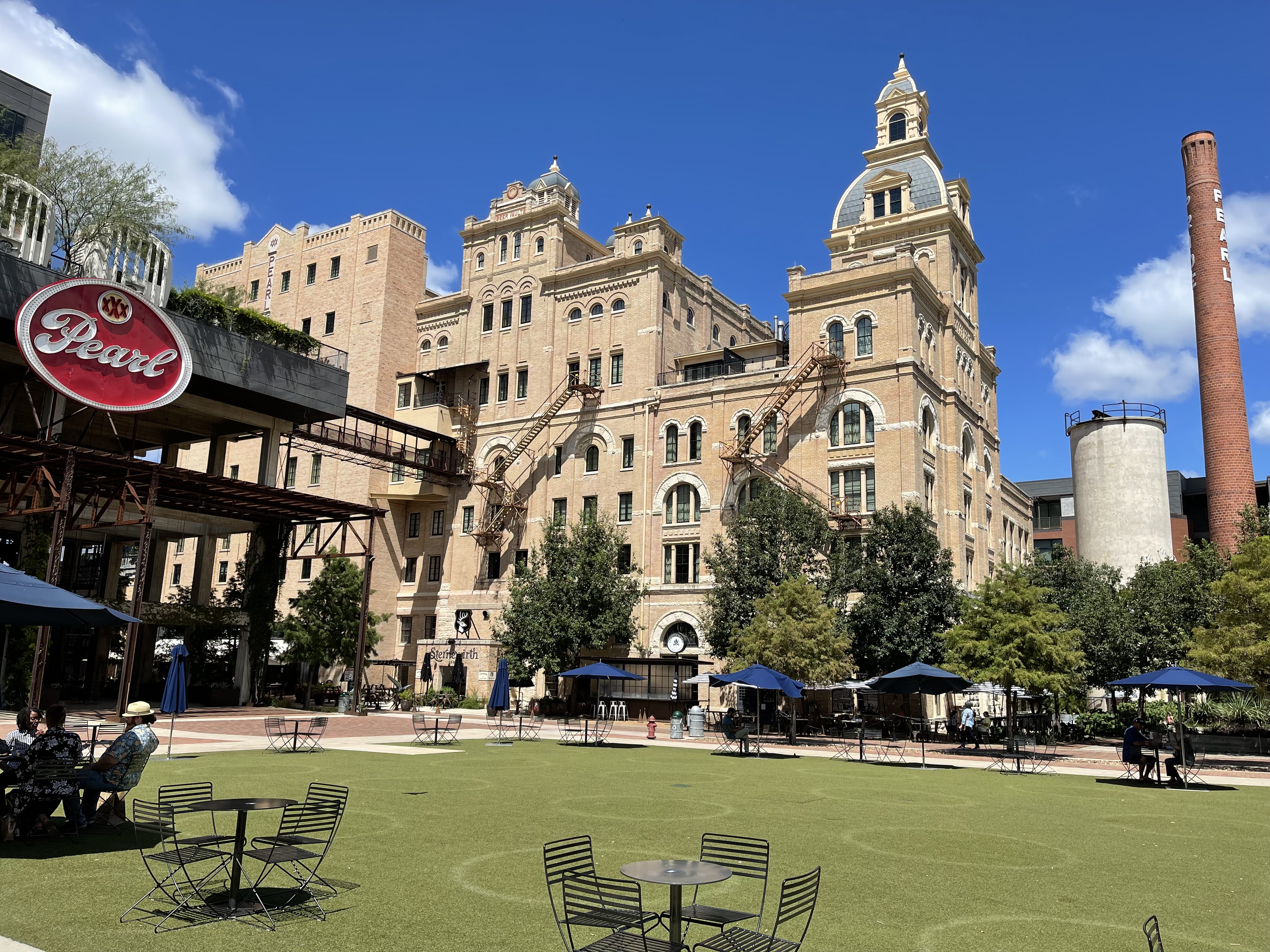 Edificios históricos y espacio abierto del Pearl District de San Antonio