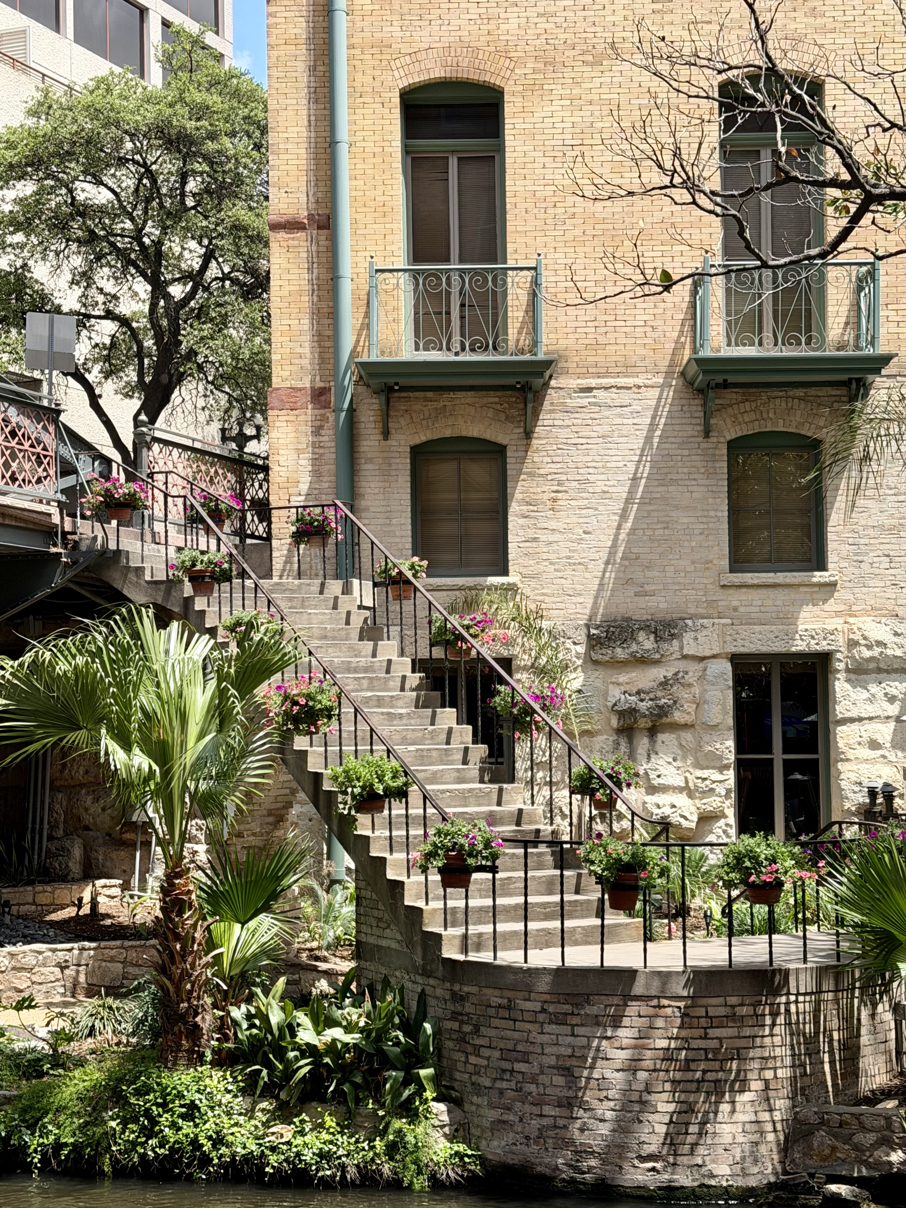 Arquitectura histórica y vegetación junto al River Walk de San Antonio
