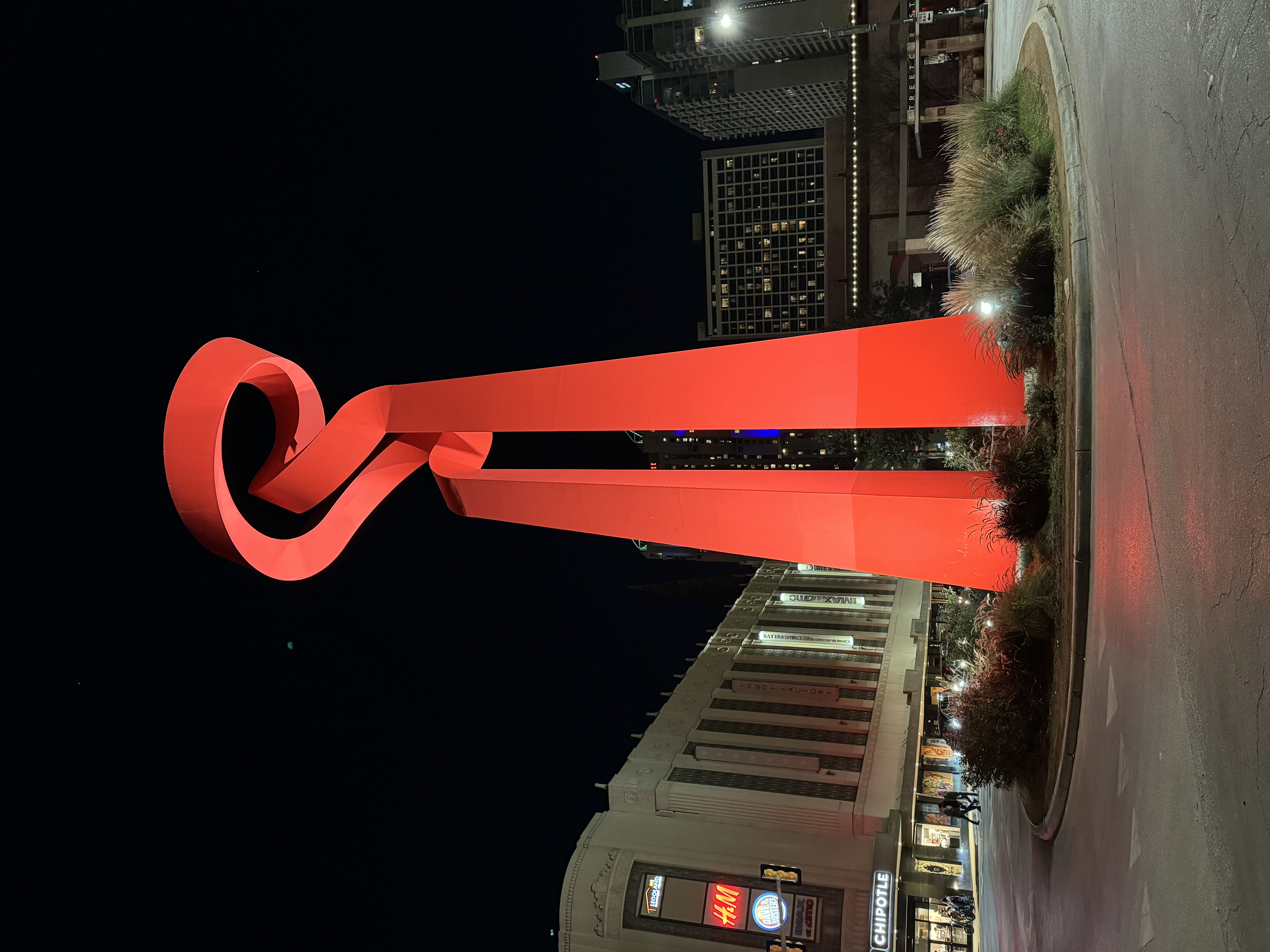 Escultura Torch of Friendship iluminada por la noche en San Antonio