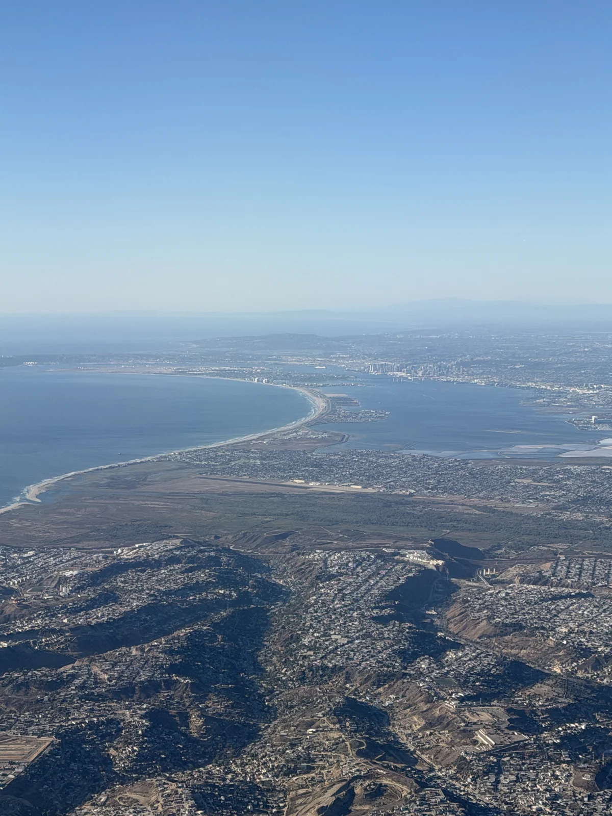 Vista aérea de la costa, la bahía y San Diego durante la llegada a Tijuana.