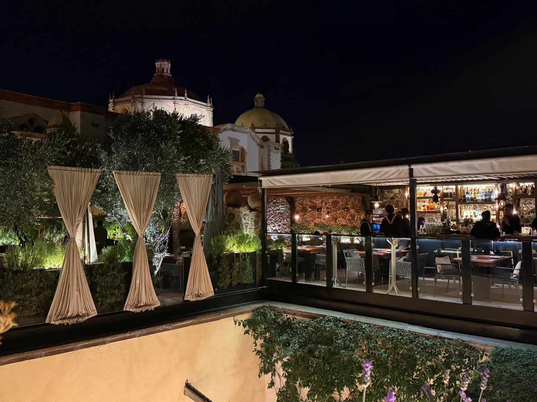 La terraza de Átrio durante una visita nocturna.