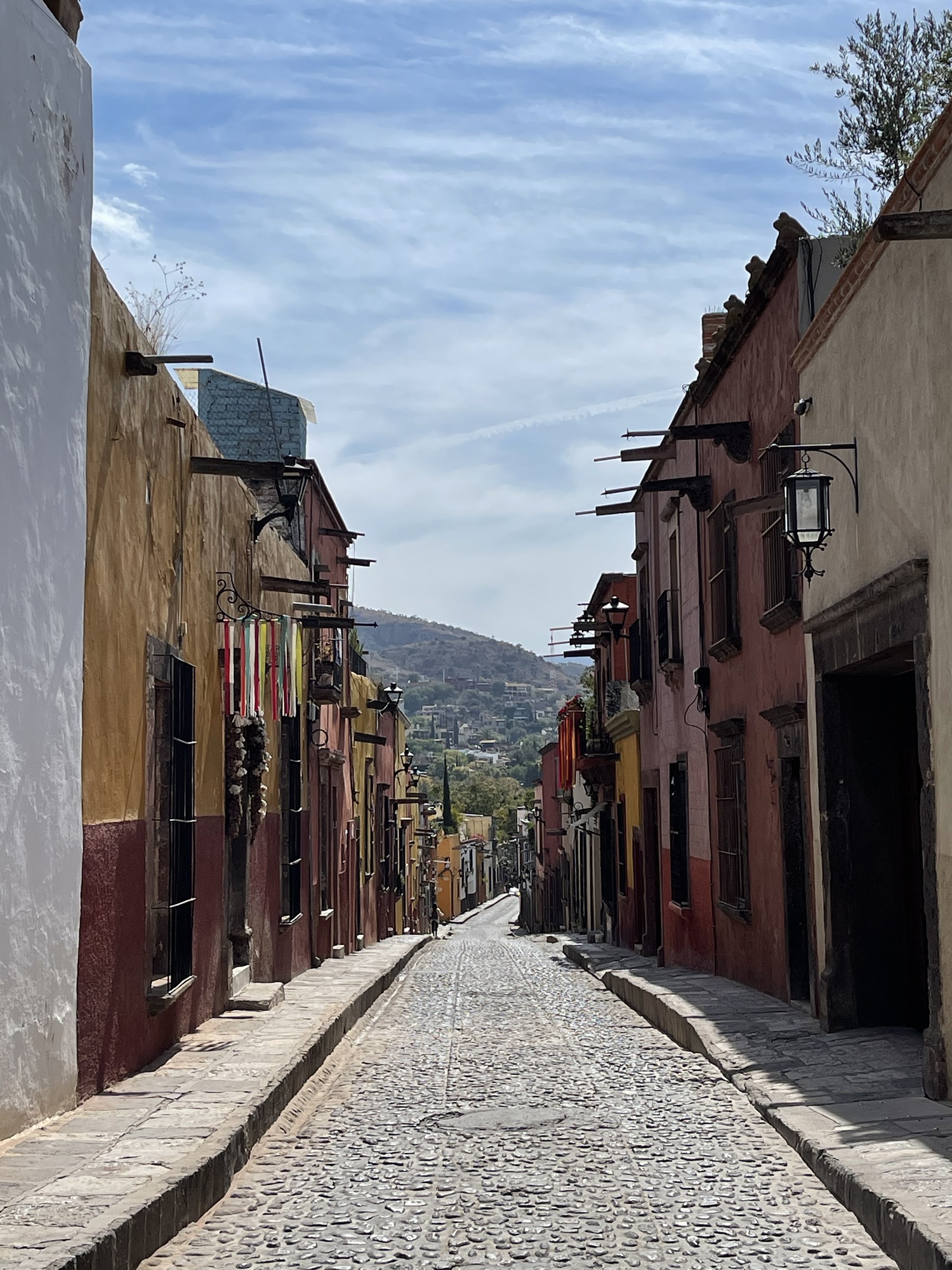 Calle empedrada con fachadas coloridas en San Miguel de Allende