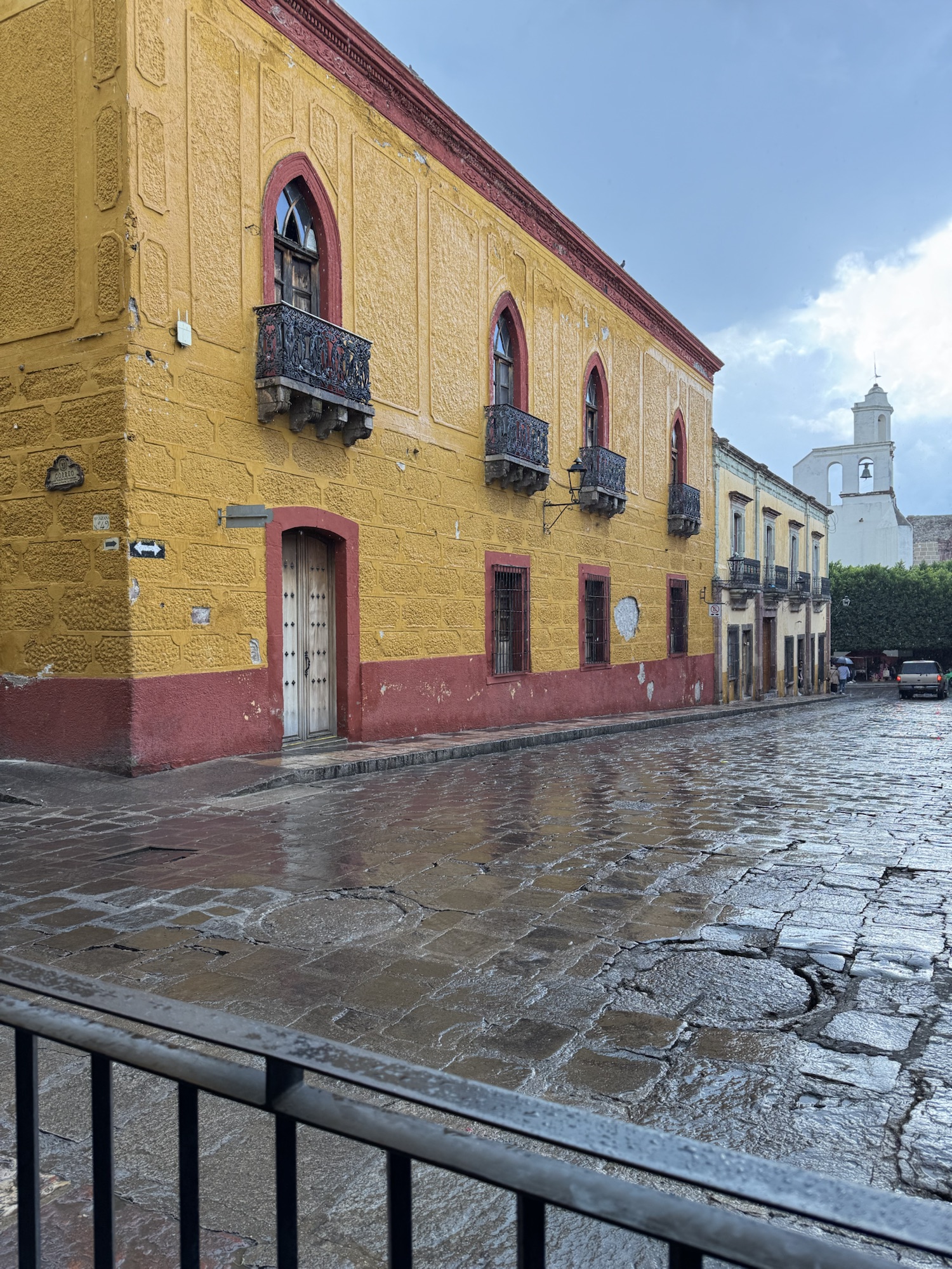 Calle histórica de San Miguel de Allende después de la lluvia