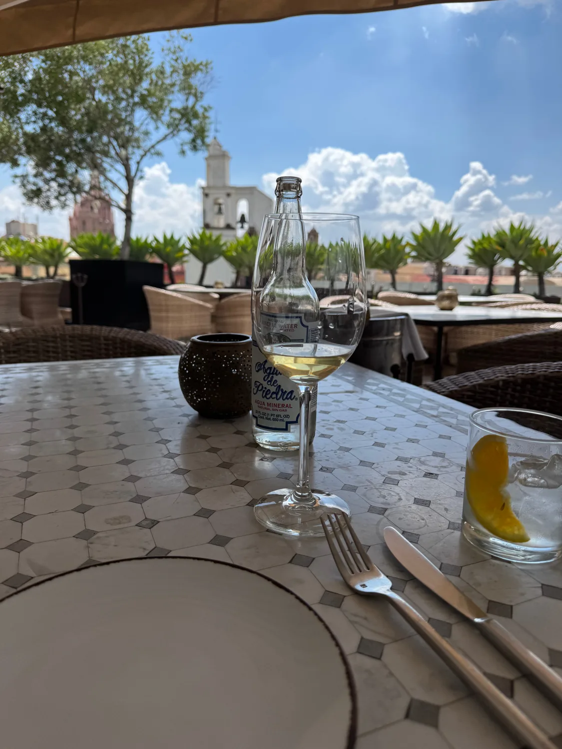 Una mesa con vista a la ciudad en Fátima Terraza.