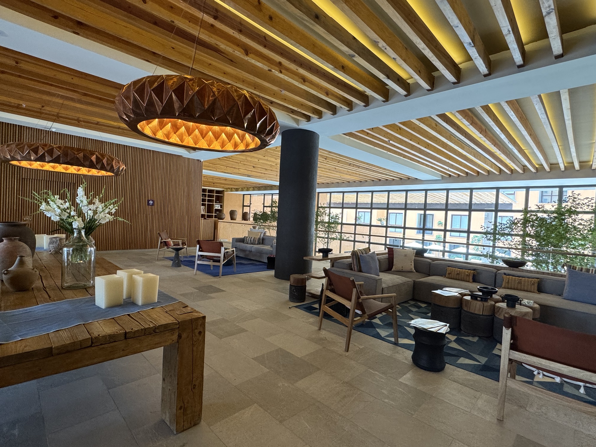 Interior cálido y contemporáneo de un hotel en San Miguel de Allende
