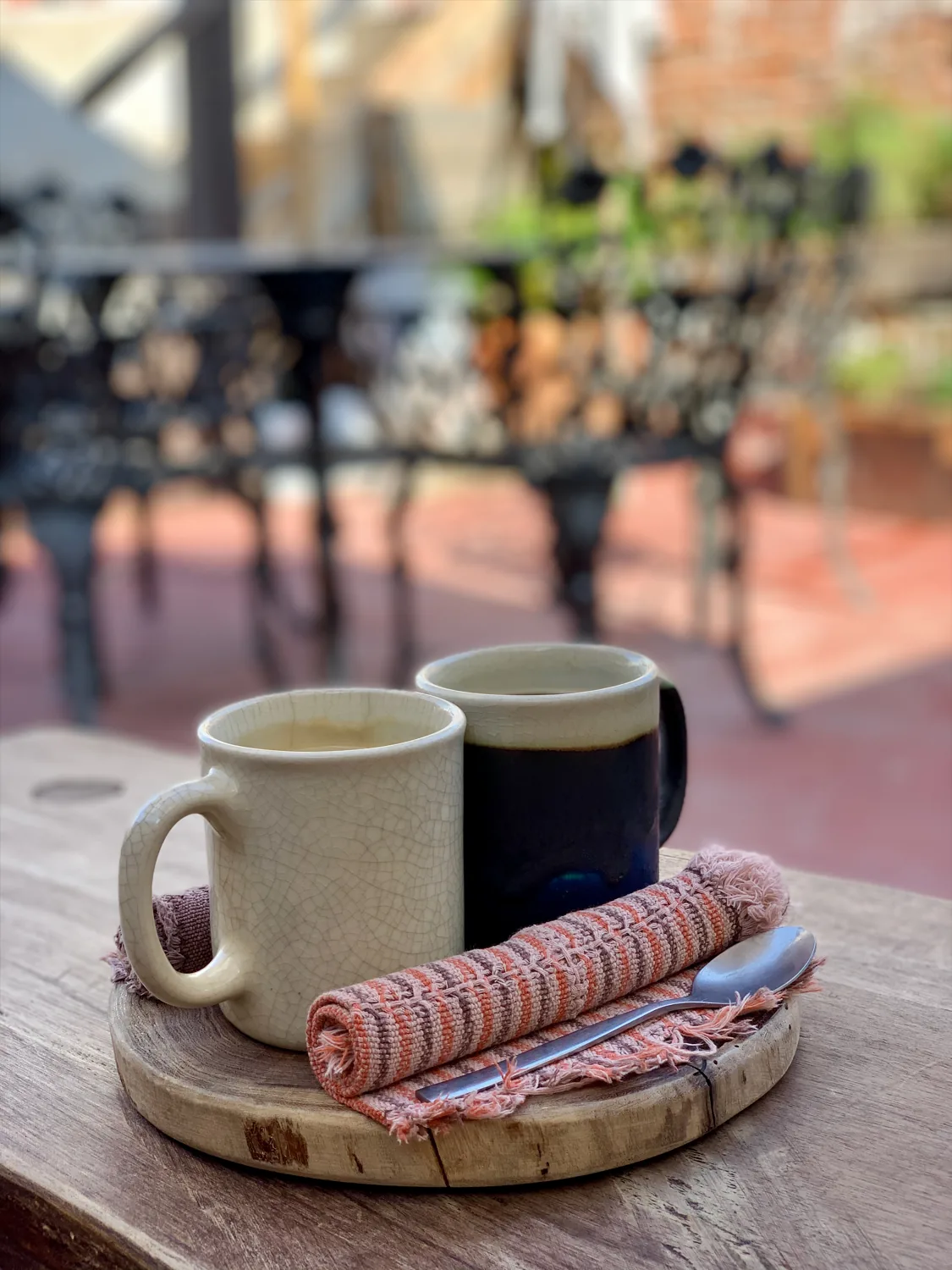 Dos cafés y una pausa entre caminatas.