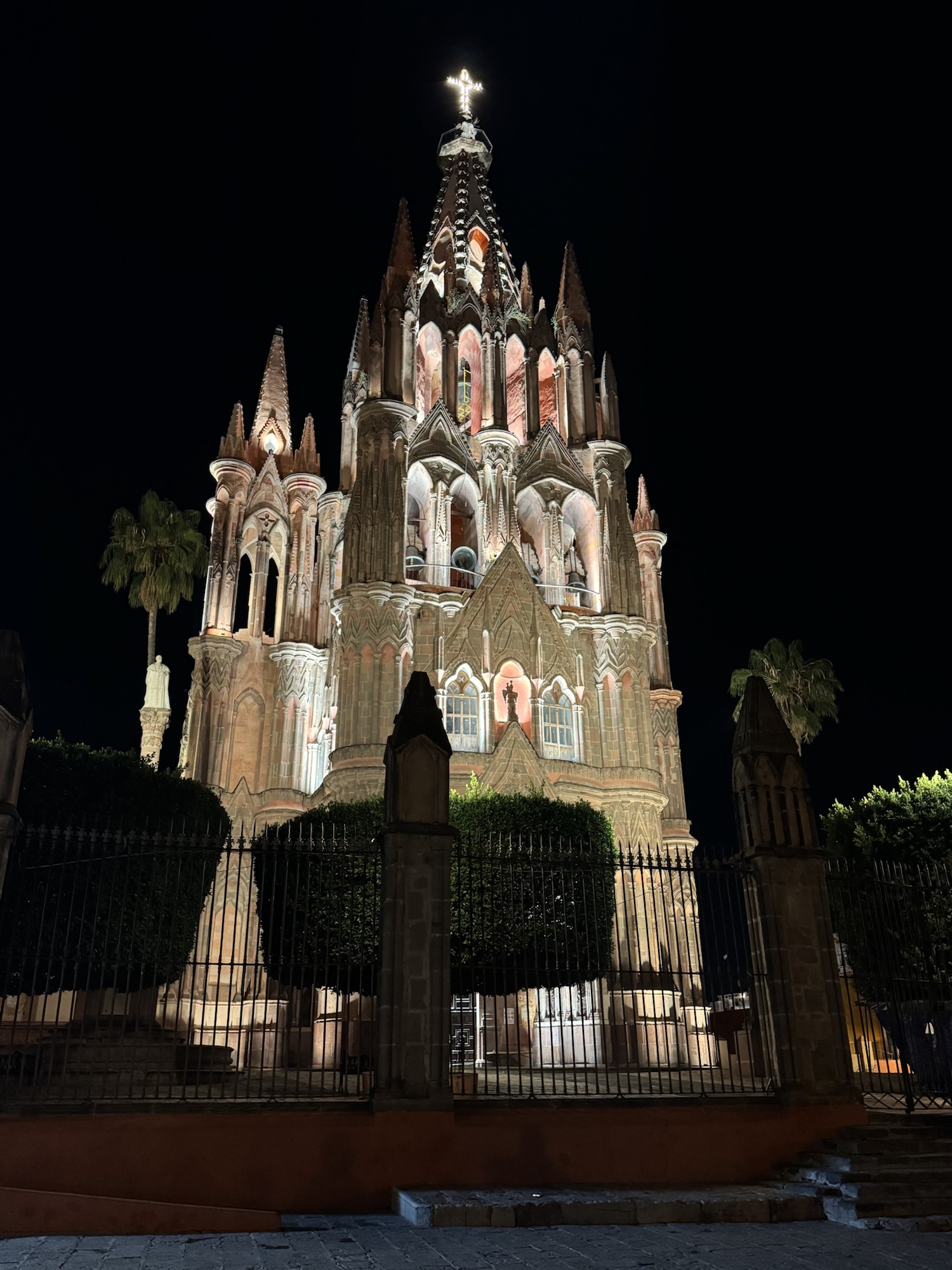 Parroquia de San Miguel Arcángel iluminada por la noche