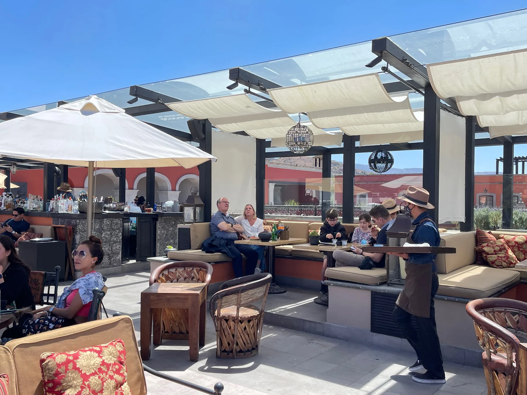 Una pausa en la terraza durante nuestra visita a Rosewood.