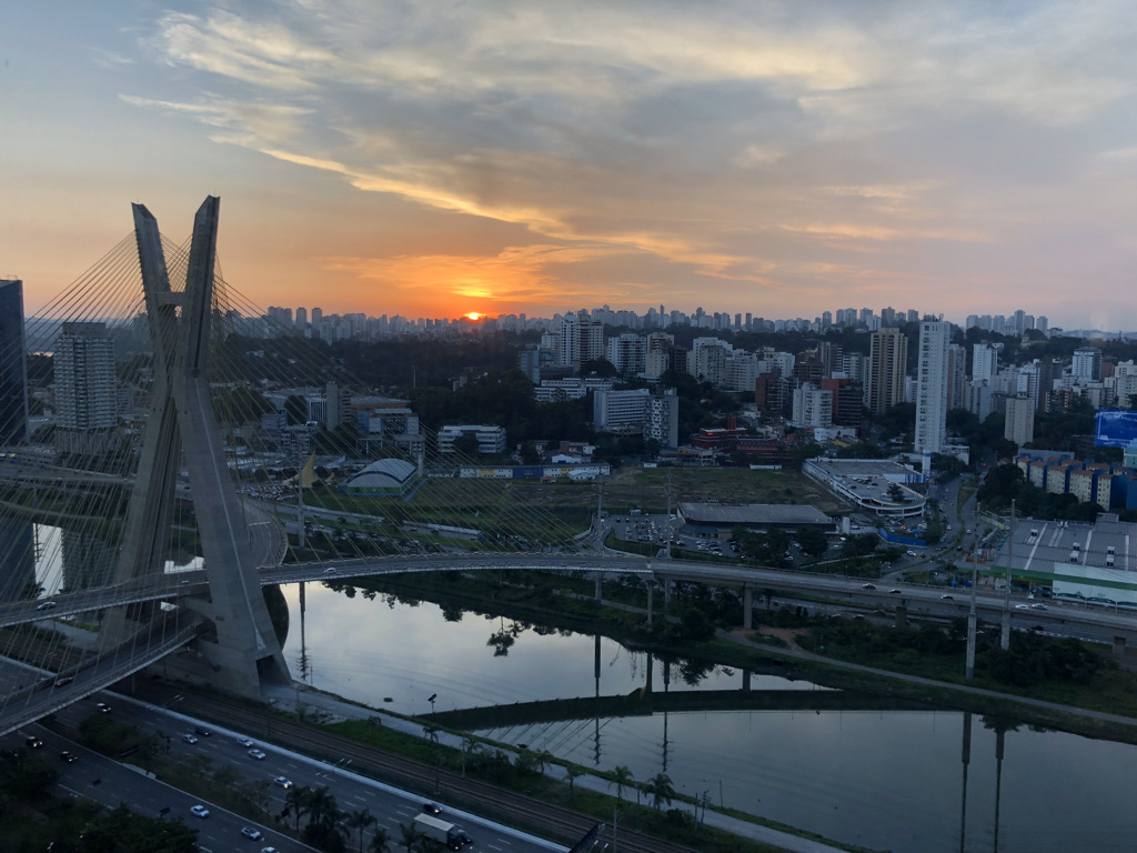 Vista de São Paulo al atardecer, con la Ponte Estaiada, el río Pinheiros y el horizonte de edificios