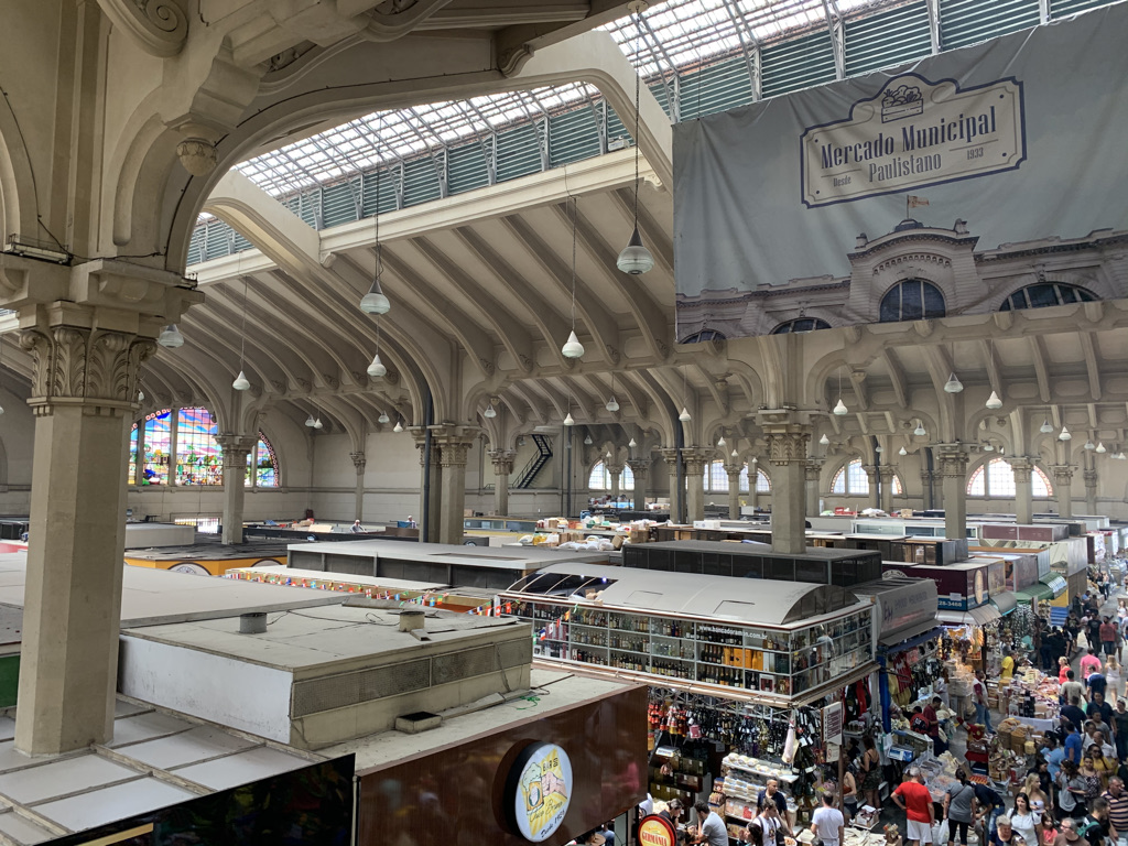 Interior del Mercado Municipal Paulistano, con sus vitrales y puestos