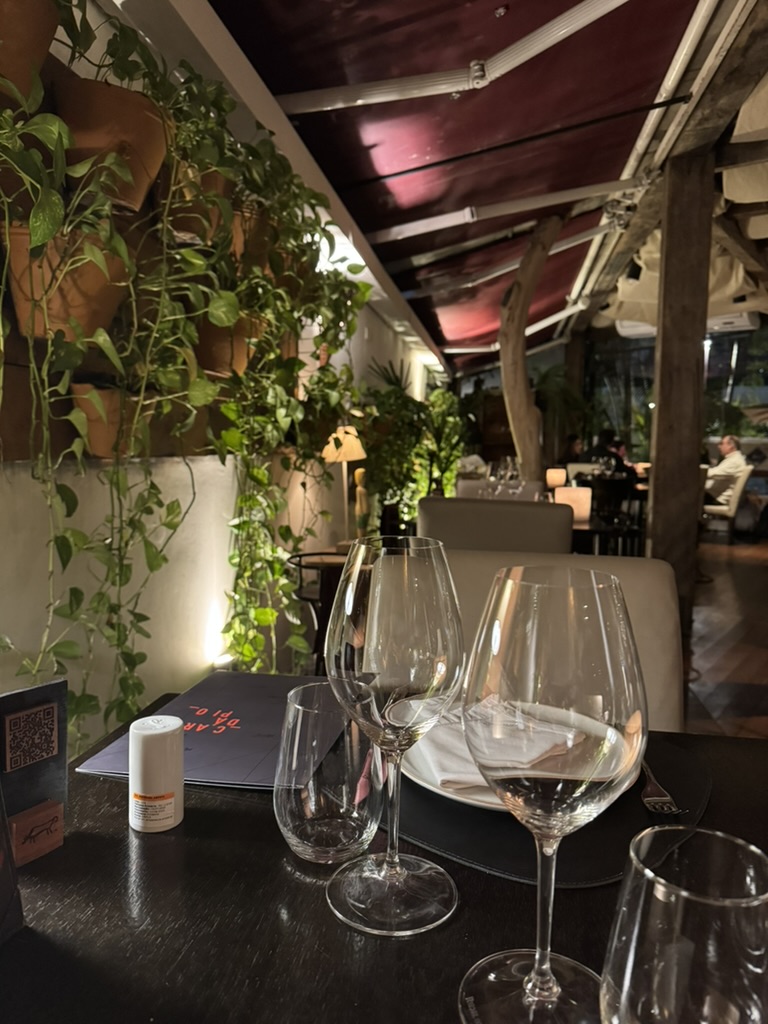 Salón del restaurante Pobre Juan rodeado de plantas