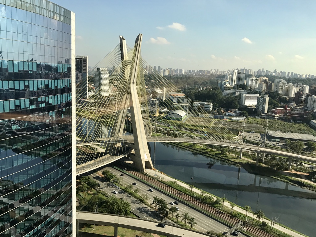 Vista diurna de la Ponte Estaiada, el río, las vías y los edificios de São Paulo