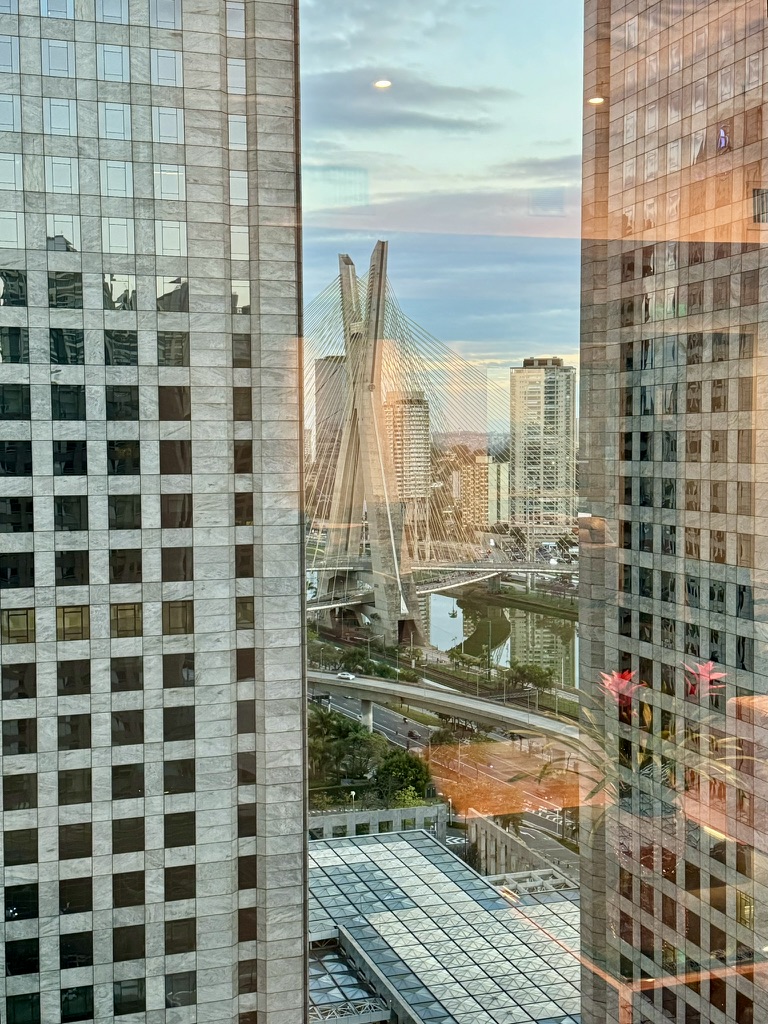 Ponte Estaiada enmarcada por edificios y reflejos en los vidrios del Sheraton