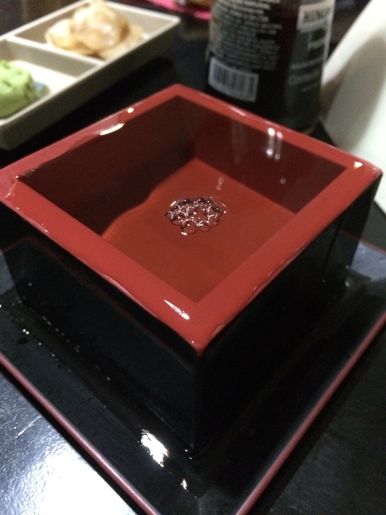 Pequeña copa de sake en Sushi Hiroshi, en Santana