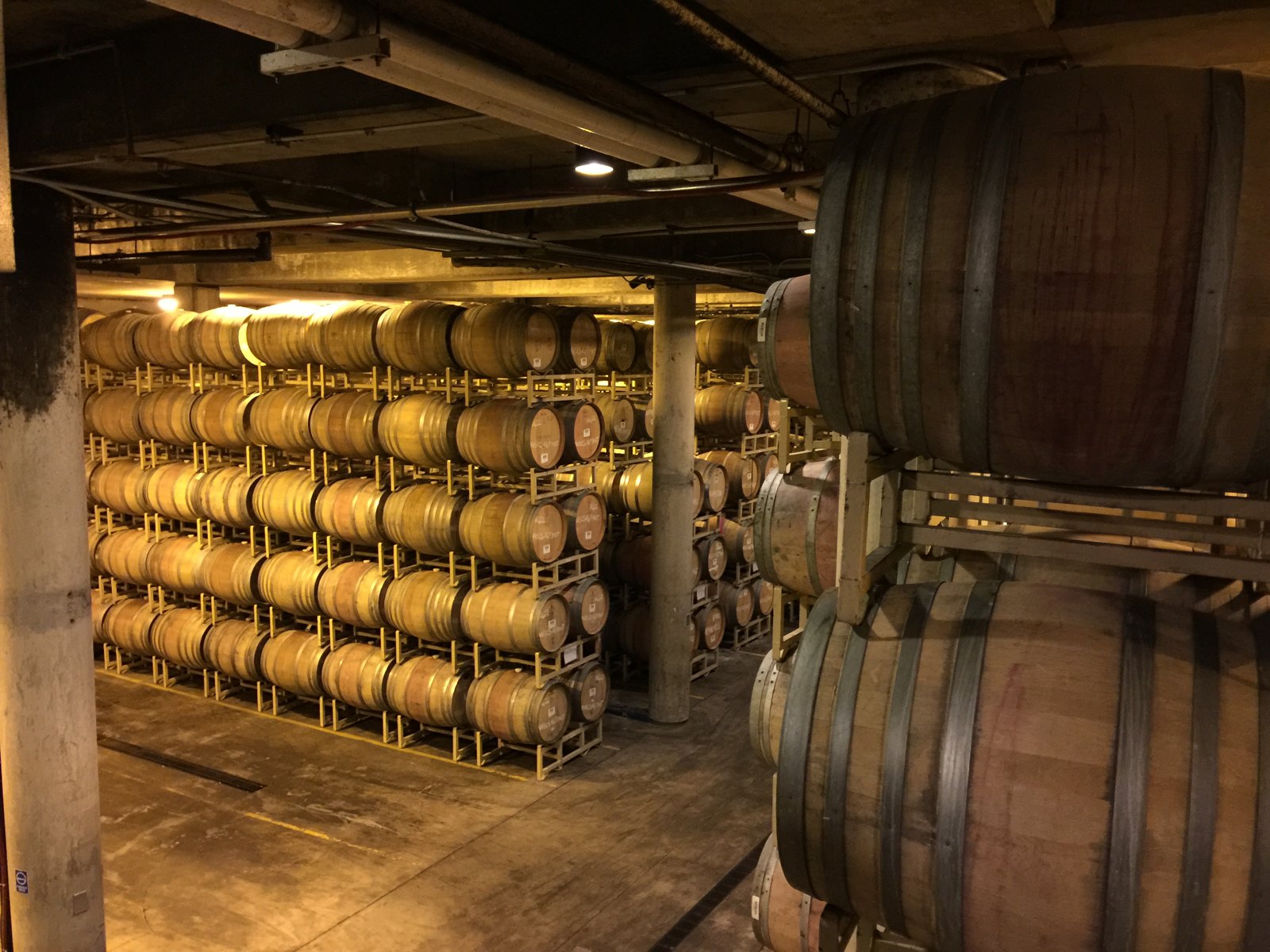 Barricas en el interior de Domaine Chandon.