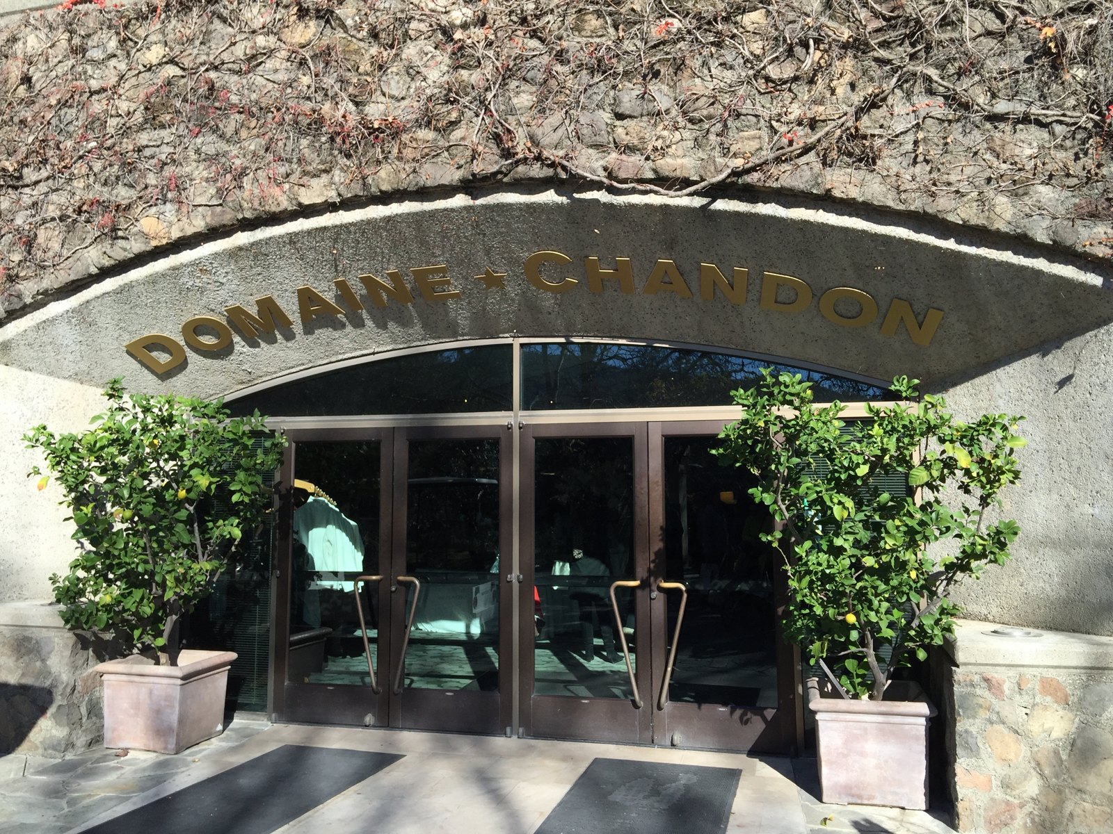Entrada de Domaine Chandon, con el nombre sobre la puerta.